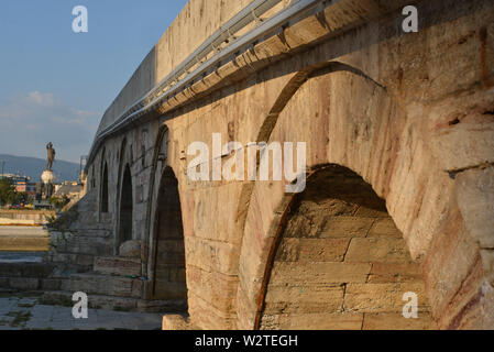 Steinerne Brücke, Nahaufnahme Blick von unten, Skopje, Mazedonien. Stockfoto