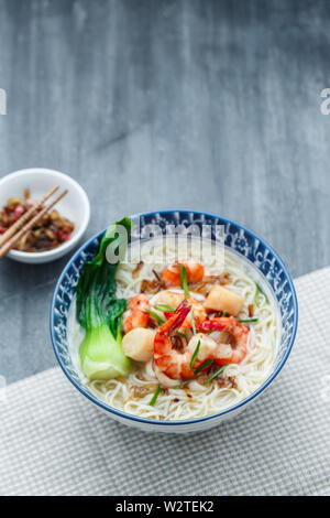 Hawker Food Biene hoon Suppe in traditionellen Schüssel, kopieren. Stockfoto