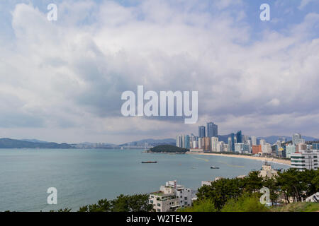 Viele Gebäude mit der Brücke in die berühmte Gwangan Haeundae Bezirk bei Busan, Südkorea Stockfoto