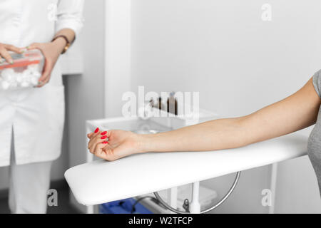 Die Mädchen bereit, eine Hand für Blutabnahme aus der Vene. Stockfoto