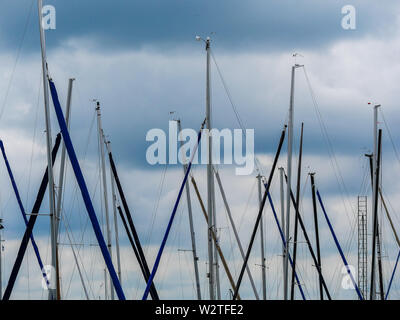 Bild von mehreren Schiff Mast in den bewölkten Himmel Stockfoto