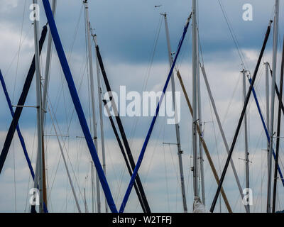 Bild von mehreren Schiff Mast in den bewölkten Himmel Stockfoto