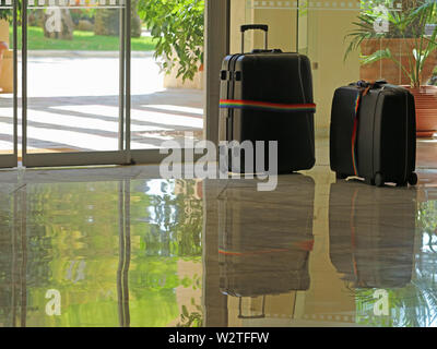 Gepäck in der Lobby Hotel am Eingang, Konzept der Check-in, Ceck-out, Warten auf Abholung Stockfoto