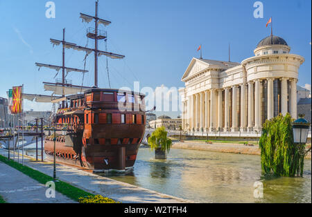 Im Zentrum von Skopje dieser Mock galleon Schiff sitzt auf dem Fluss Vardar vor das neue archäologische Museum von Mazedonien auf der anderen Seite der Ri Stockfoto