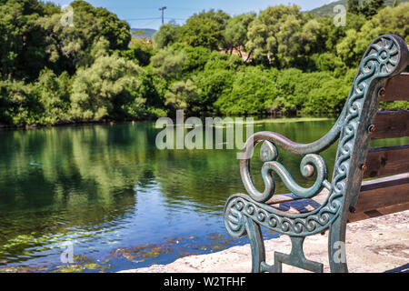 Detail der alten Bank, Karavomilos See in der Nähe von Sami Dorf auf der Insel Kefalonia, Griechenland. Schönheit der Natur Konzept. Stockfoto