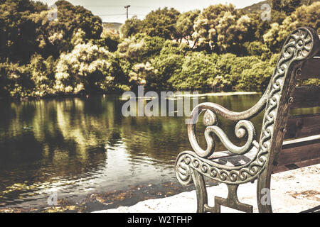 Detail der alten Bank, Karavomilos See in der Nähe von Sami Dorf auf der Insel Kefalonia, Griechenland. Detail der alten Bank, Karavomilos See in der Nähe von Sami Dorf ein Stockfoto