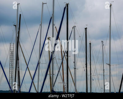 Bild von mehreren Schiff Mast in den bewölkten Himmel Stockfoto