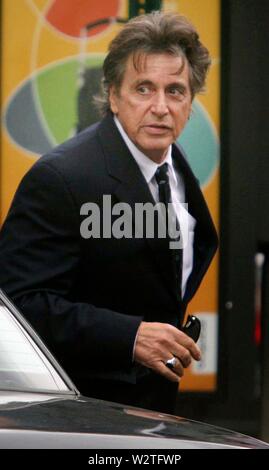 Pacino De Niro 9233.jpg Brooklyn, New York 10-25-07 Robert De Niro und Al Pacino auf Film "Righteous Kill" außerhalb der 78th Polizeidirektion in Brooklyn. Digital Foto von Endico Canavero-PHOTOlink.net Stockfoto