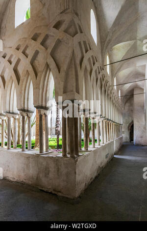 Der Klostergarten im Chiostro del Paradiso, Duomo di Sant'Andrea. Kathedrale des Heiligen Andreas, Amalfi, Kampanien, Italien Stockfoto