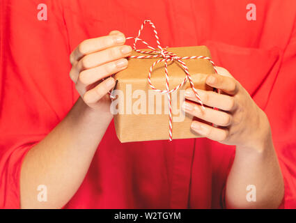 Die frau Hände lieferbindungen Spitze Bow auf Weihnachten Geschenk Stockfoto