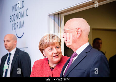 Die deutsche Bundeskanzlerin Angela Merkel mit dem World Economic Forum Gründer Klaus Schwab auf dem Weltwirtschaftsforum in Davos. Stockfoto