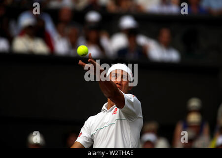 Wimbledon, UK. 10. Juli 2019. Kei Nishikori von Japan während sein Viertelfinale gegen Roger Federer in Wimbledon heute. Federer gewann das Match in vier Sätzen. Quelle: Adam Stoltman/Alamy leben Nachrichten Stockfoto