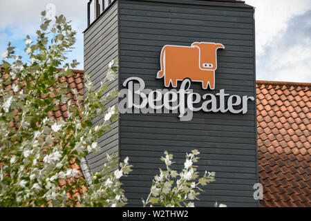 SWINDON, ENGLAND - Juli 2018: Zeichen auf der Außenseite eines Beefeater Kette von Pubs und Restaurants. Es ist ein Teil von Whitbread Group plc. Stockfoto