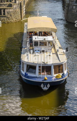 Prag, tschechische Republik - AUGUST 2018: River Cruise Boot durch ein Schloss an der Moldau, führt durch das Zentrum von Prag. Stockfoto