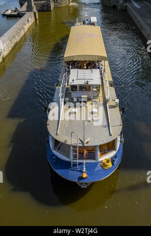 Prag, tschechische Republik - AUGUST 2018: River Cruise Boot durch ein Schloss an der Moldau, führt durch das Zentrum von Prag. Stockfoto