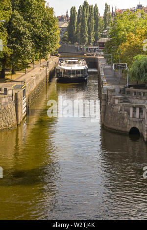 Prag, tschechische Republik - AUGUST 2018: River Cruise Boot durch ein Schloss an der Moldau, führt durch das Zentrum von Prag. Stockfoto