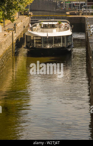 Prag, tschechische Republik - AUGUST 2018: River Cruise Boot durch ein Schloss an der Moldau, führt durch das Zentrum von Prag. Stockfoto