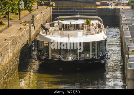 Prag, tschechische Republik - AUGUST 2018: River Cruise Boot durch ein Schloss an der Moldau, führt durch das Zentrum von Prag. Stockfoto