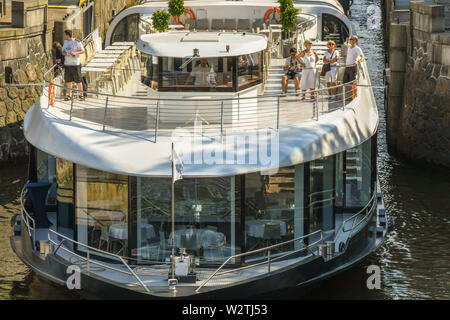 Prag, tschechische Republik - AUGUST 2018: River Cruise Boot durch ein Schloss an der Moldau, führt durch das Zentrum von Prag. Stockfoto