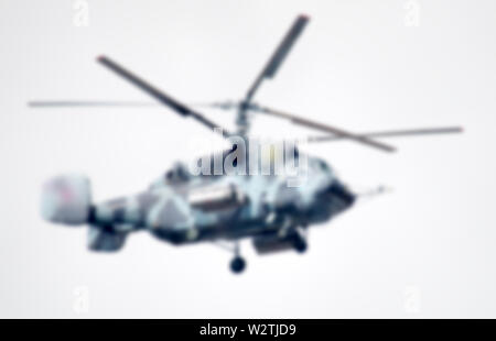 Starke unscharfe, militärische Hubschrauber in der Luft Stockfoto