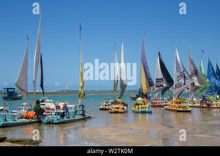 Porto de Galinhas, Brasilien - 22. August 2016: Jangada Boote zum Mieten in Porto de Galinhas Strand, Pernambuco, Brasilien Stockfoto