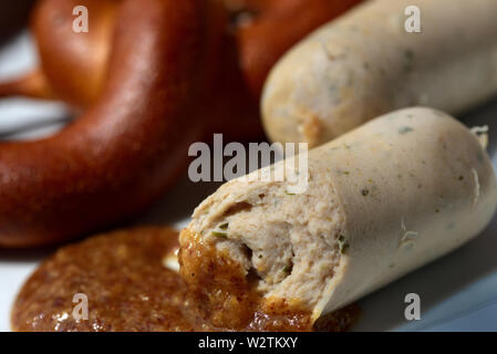 Frische Bayerische Weißwürste mit Brezel auf einer Platte Stockfoto