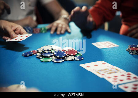 Texas holden Poker spielen zu Hause. Stockfoto