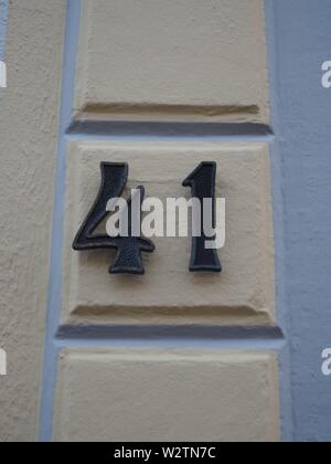 Haus Nummer 41, schwarze Zahlen auf einem cremefarbenen Wand Stockfoto