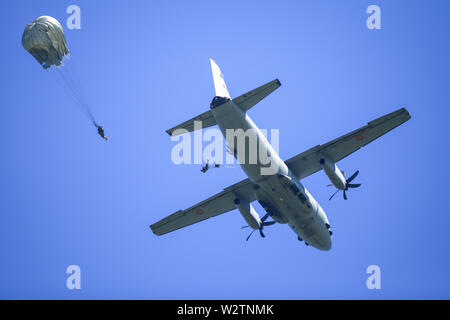 Boboc, Rumänien - 22. Mai 2019: Militärische Fallschirmjäger springen von einem Alenia C-27J Spartan militärisches Transportflugzeug. Stockfoto