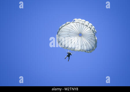 Boboc, Rumänien - 22. Mai 2019: Militärische Fallschirmjäger springen von einem Alenia C-27J Spartan militärisches Transportflugzeug. Stockfoto