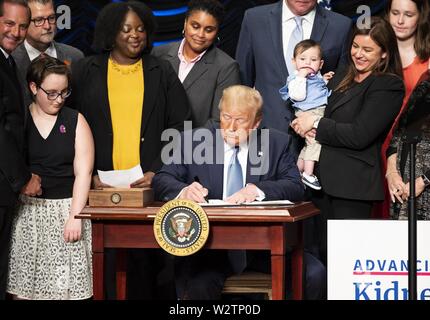 Washington, DC, USA. 10. Juli 2019. Präsident DONALD TRUMP Unterzeichnung eines Executive um Vorauszahlung Niere Gesundheit, bei der Ronald Reagan Building und International Trade Center in Washington, DC am 10. Juli 2019. Quelle: Michael Brochstein/ZUMA Draht/Alamy leben Nachrichten Stockfoto