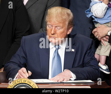 Washington, DC, USA. 10. Juli 2019. Präsident DONALD TRUMP Unterzeichnung eines Executive um Vorauszahlung Niere Gesundheit, bei der Ronald Reagan Building und International Trade Center in Washington, DC am 10. Juli 2019. Quelle: Michael Brochstein/ZUMA Draht/Alamy leben Nachrichten Stockfoto