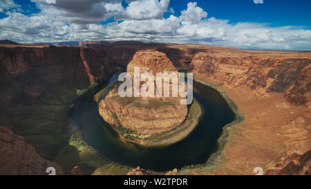 Ultra Wide Shot von Horseshoe Bend mit blauem Himmel Stockfoto