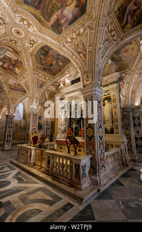 La Cripta. Die Krypta unter dem Dom. Die monumentalen Komplex des hl. Andreas in Amalfi, Italien. Stockfoto