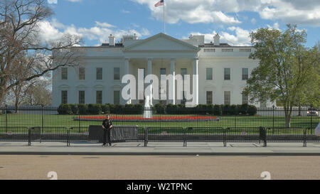 WASHINGTON, DC, USA - April 4, 2017: Secret Service Officer vor dem Weißen Haus in Washington. Stockfoto