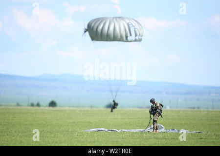 Boboc, Rumänien - 22. Mai 2019: Rumänische militärische Fallschirmjäger landen nach einem Sprung von einer Armee Flugzeug, während einer Räumungsübung. Stockfoto