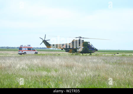 Boboc, Rumänien - 22. Mai 2019: Rumänische Soldaten und Sanitäter, mit einem Krankenwagen und einem IAR330 Puma Helikopter nehmen Sie teil an einem Bohren. Stockfoto