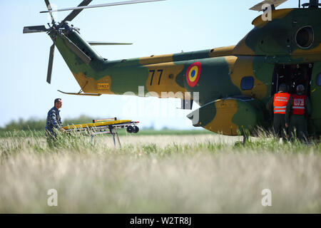 Boboc, Rumänien - 22. Mai 2019: Rumänische Soldaten und Sanitäter, mit einem Krankenwagen und einem IAR330 Puma Helikopter nehmen Sie teil an einem Bohren. Stockfoto