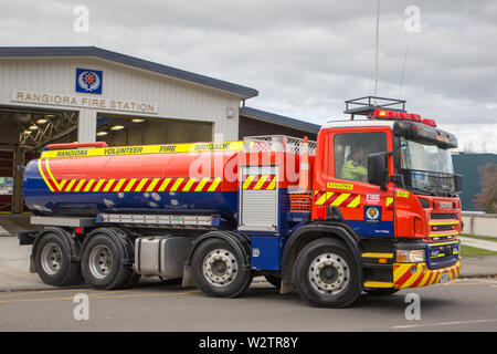 Rangiora, Canterbury, Neuseeland, 16. Juni 2019: Ein Feuer crew Antworten auf die dringenden Sirene und das Team verlassen Sie die Station, nachdem er ihr Feuer figh Stockfoto