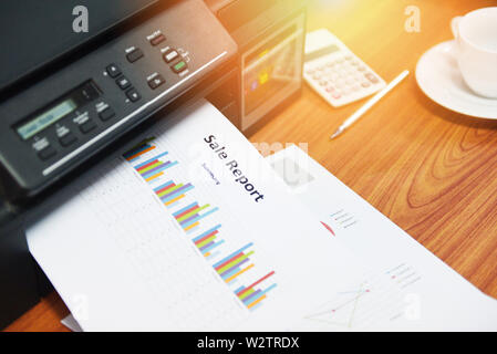 Drucker für den Druck von Berichten Verkauf und Stapel von Dokumenten Bericht Grafik auf einem Tisch im Büro Stockfoto