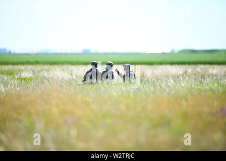 Boboc, Rumänien - 22. Mai 2019: Die rumänische Armee Soldaten patrouillieren in einem Feld, an einem sonnigen Sommertag während einer Räumungsübung. Stockfoto