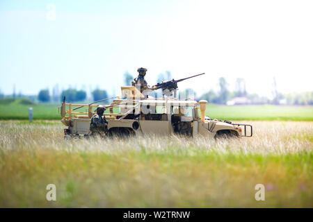 Buzau, Rumänien - 22. Mai 2019: Rumänische Soldaten Mann ein Humvee gepanzertes Fahrzeug auf einem Feld, auf einem sonnigen Sommertag während einer Räumungsübung. Stockfoto