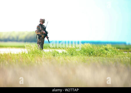 Boboc, Rumänien - 22. Mai 2019: Die rumänische Armee Soldaten in einem Feld bleiben, an einem sonnigen Sommertag während einer Räumungsübung. Stockfoto