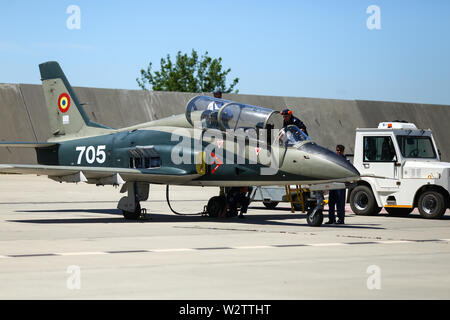 Boboc, Rumänien - Mai 22, 2019: Mechanik besuchen IAR 99 Soim (Hawk) Advanced Trainer und light attack Flugzeug, als jet Trainer der Rumänischen Luft verwendet Stockfoto