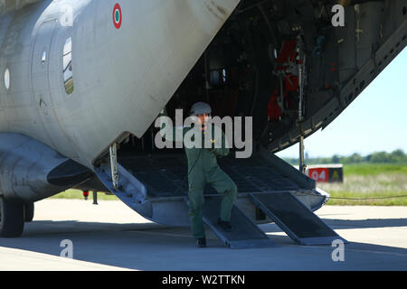 Boboc, Rumänien - 22. Mai 2019: Eine militärische Mechaniker steht in einem Alenia C-27J Spartan militärischen Frachtflugzeug aus der bulgarischen Luftwaffe, die Lande Stockfoto