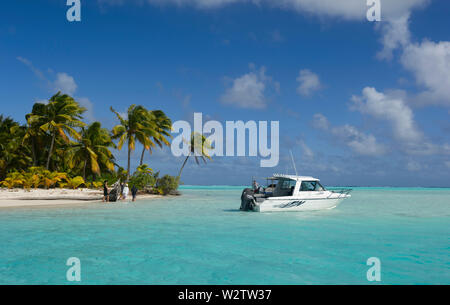 Yacht günstig auf den türkis Koralle Lagune von Aitutaki gesäumt mit Palmen, Cook Inseln, Polynesien Stockfoto
