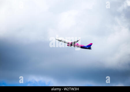 Otopeni, Rumänien - 22. Mai 2019: Eine Wizzair Commercial Airplane ist vom internationalen Flughafen Henri Coanda entfernt. Stockfoto