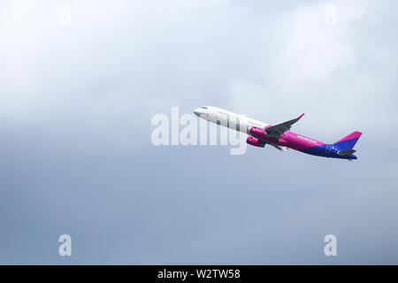 Otopeni, Rumänien - 22. Mai 2019: Eine Wizzair Commercial Airplane ist vom internationalen Flughafen Henri Coanda entfernt. Stockfoto