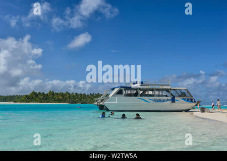 Touristen schwimmen im türkisblauen Coral Lagune von Aitutaki vor Ihrer Kreuzfahrt Schiff, Cook Inseln, Polynesien Stockfoto