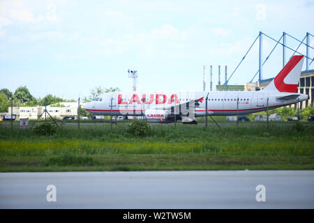 Otopeni, Rumänien - Mai 22, 2019: Ein Lauda Commercial Airplane ist vom internationalen Flughafen Henri Coanda entfernt. Stockfoto